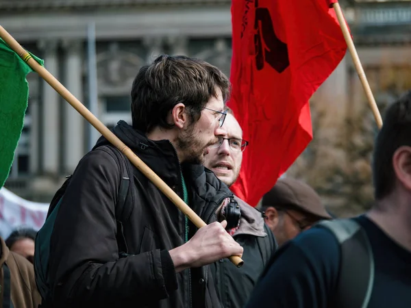 2023年3月29日 法国斯特拉斯堡 举着国旗在斯特拉斯堡举行抗议活动的人们因养老金年龄的提高而经历了数周的抗议和罢工行动 这些抗议和行动是在上周通过的 — 图库照片