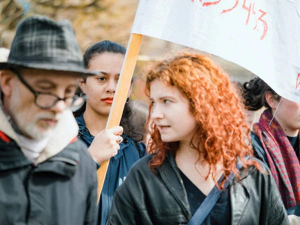 ストラスブール フランス 2023年3月29日 他の人々を通して見られる女性は ストラスブールで抗議行動を保持 フランスは 年金年齢の上昇に関連する抗議やストライキ行動の数週間の経験 — ストック写真