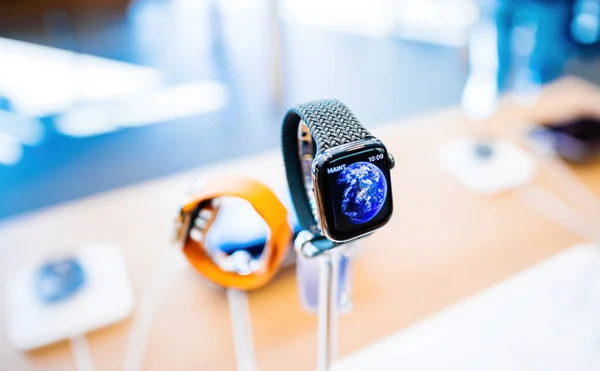 Paris França Mar 2023 Smartwatch Moderno Informatizado Com Fundo Azul — Fotografia de Stock