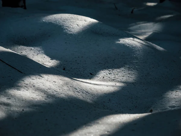 一个寒冷的冬日清晨 一个人也不见了 一道长长的阴影伸展着 笼罩在未被太阳照得发亮的雪地上 — 图库照片