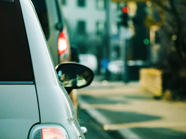 Bir Araba Şehir Caddesinde Ilerliyor Dikiz Aynası Ulaşım Koşuşturmasını Yansıtıyor — Stok fotoğraf