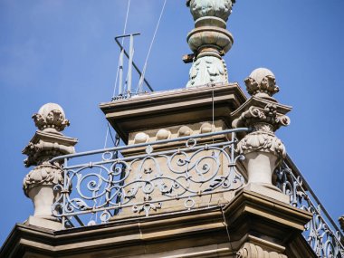 Strasbourg, Fransa 'daki Palais du Rhin kulesi açık mavi gökyüzüne karşı duruyor. Karmaşık mimarisi ve detaylı heykelleri zengin tarihine hitap eder ve onu gözlemleyenleri içine çeker.