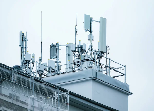 Lte天线位于建筑结构之上 通过蜂窝式无线电技术将人与工业连接到空中 — 图库照片