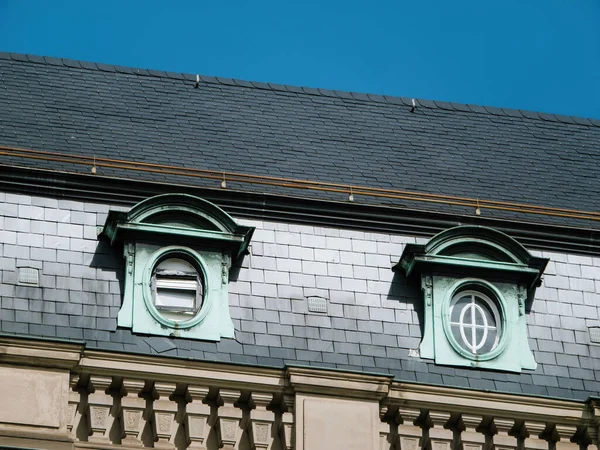 Два Круглих Вікна Сучасної Білої Хаусманської Будівлі Височіють Над Синім — стокове фото