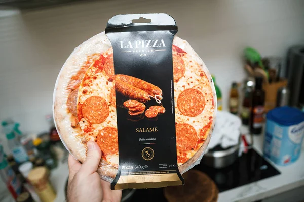 Fransa Mart 2017 Bir Şef Salamlı Lezzetli Bir Talyan Pizzası — Stok fotoğraf