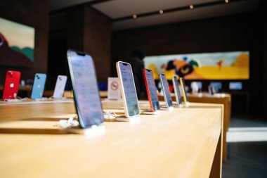Paris, Fransa - 20 Mar 2023: Satışa çıkarılmış iPhone 14 Pro 'ları olan parlak ve modern bir Apple mağazası. iPhone 'lar gözün görebildiği en iyi teknolojidir.