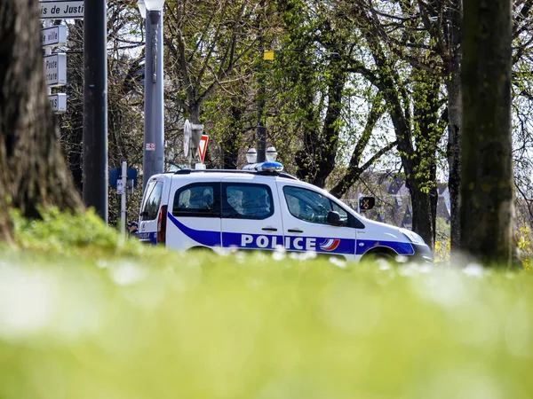2023年3月29日 法国斯特拉斯堡 一辆警车停在公园里的树木和植物中间 有选择地强调了它作为一种交通工具的总动员力量 — 图库照片