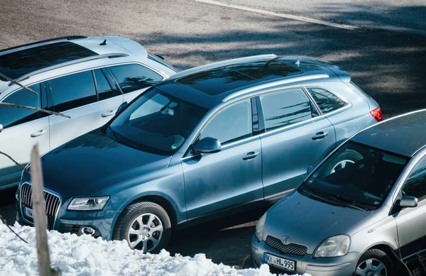 2023 눈덮인 거리에서 아우디 Suv 도요타 자동차 — 스톡 사진