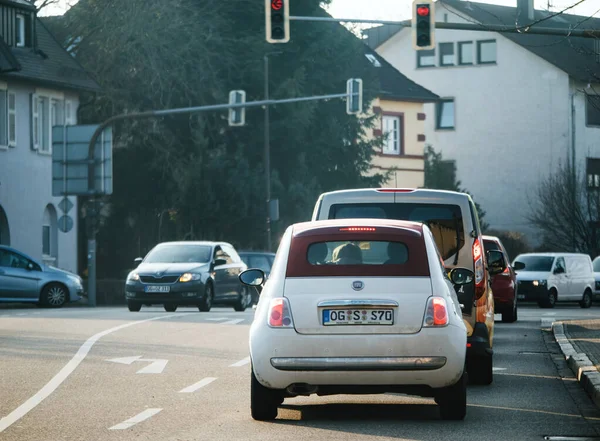Alemanha Fevereiro 2023 Fiat 500 Branco Espera Semáforo Uma Rua — Fotografia de Stock