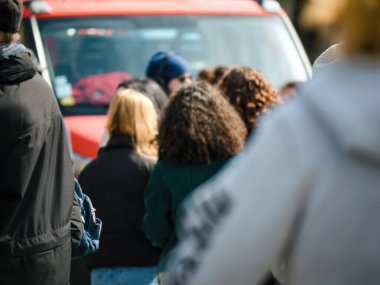 Şehir merkezinde kalabalık bir cadde zebra çizgili kavşağı aceleyle geçen insanlarla dolu. Arabaların, insanların ve hareketlerin bulanıklığı aktif bir şehir yaşam tarzını yakalıyor.