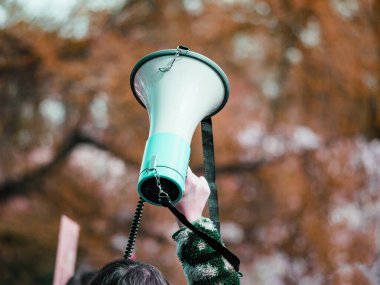 Sivil haklar, özgürlük ve demokrasi mücadelesinde ellerinde pankartlar ve posterler bulunan çeşitli genç aktivistlerden oluşan bir grup sokaklarda yürüyor. Birleşmiş mitingleri, hükümet politikalarında reform çağrısı.