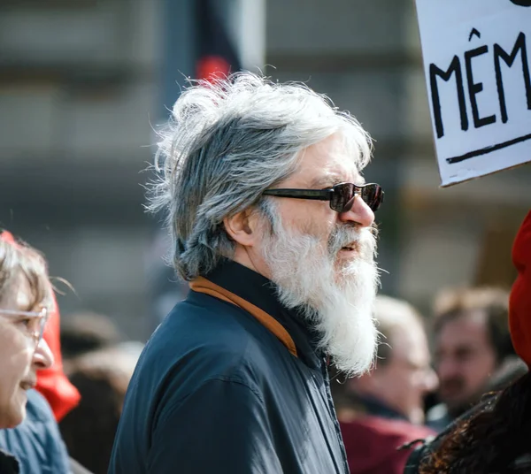 2023年3月29日 法国斯特拉斯堡 一位头发灰白 胡须的老年男子在抗议退休金改革时的头像 — 图库照片
