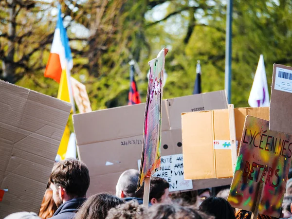 2023年3月29日 法国斯特拉斯堡 一大群成年人在一个带有标语牌和标语的节庆活动中抗议养老金改革 — 图库照片