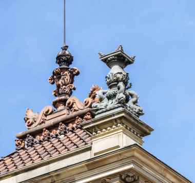 Palais du Rhins ikonik kuleleri, heykeller ve heykeller, Fransa 'nın Strasbourg şehrinin berrak mavi gökyüzüne karşı dimdik duruyorlar. Geçmişten gelen kültürlerle dolu tarihi bir eser..