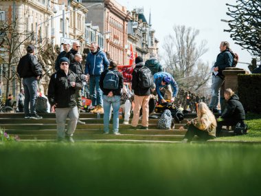 Strasborg, Fransa - 29 Mart 2023: Strazburg 'da Frances emeklilik reformunu protesto eden çok ırklı bir yetişkin grubu, ülke çapında bir protesto için birleşti