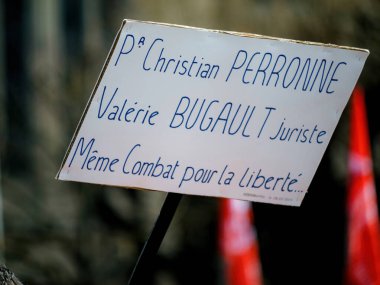 Strasborg, Fransa - 29 Mart 2023: Strasbourg 'da düzenlenen bir protestoda Fransa, geçen hafta kabul edilen emeklilik yaşının artmasıyla ilgili haftalarca süren protesto ve grev eylemleri yaşadı
