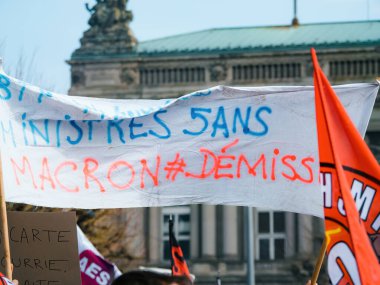 Strasborg, Fransa - 29 Mart 2023: Macron Tahta Bırakma - Fransa, geçen hafta kabul edilen emeklilik çağındaki artışla ilgili haftalarca süren protesto ve grev eylemleri yaşadı