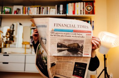 Paris, Fransa - 20 Mar 2023: Kadın ellerindeki kahraman - Financial Times İngiliz gazetesi UBS 'nin tarihsel satın alma haberi