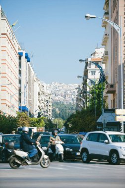 Selanik, Yunanistan - 30 Ekim 2014: Bir dizi mimari, araç ve altyapının yer aldığı kalabalık Selanik mahallesinin çarpıcı bir görüntüsü.