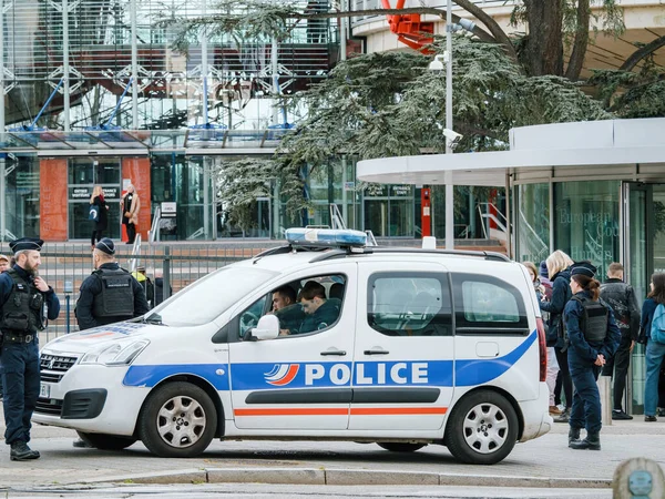 法国斯特拉斯堡 2023年3月29日 抗议期间 警车停在欧洲人权法院前 监视该地区 — 图库照片