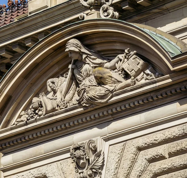 Ein Wunderschönes Die Jahre Gekommenes Gebäude Mit Skulpturen Des Palais — Stockfoto