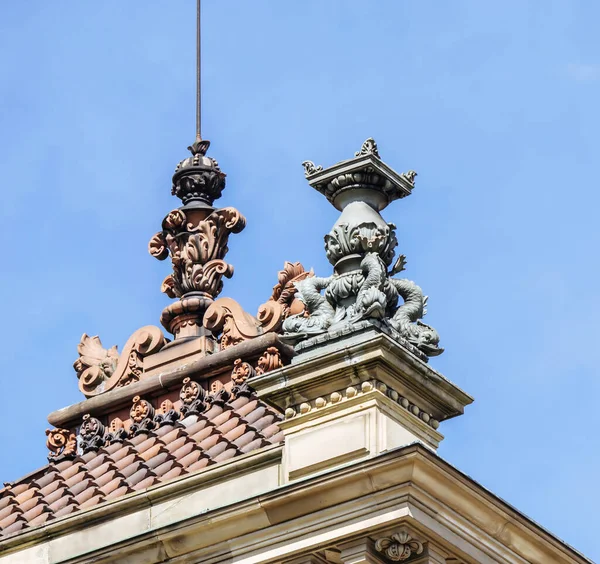 Palais Rhins Εμβληματικές Πηγές Αγάλματα Και Γλυπτά Στέκονται Ψηλά Ενάντια — Φωτογραφία Αρχείου