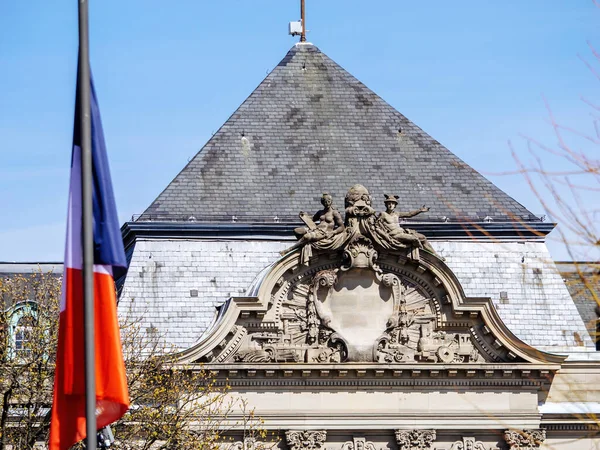 Strasbourgs Historia Religiosa Refleja Majestuoso Edificio Apartamentos Adornado Con Bandera — Foto de Stock
