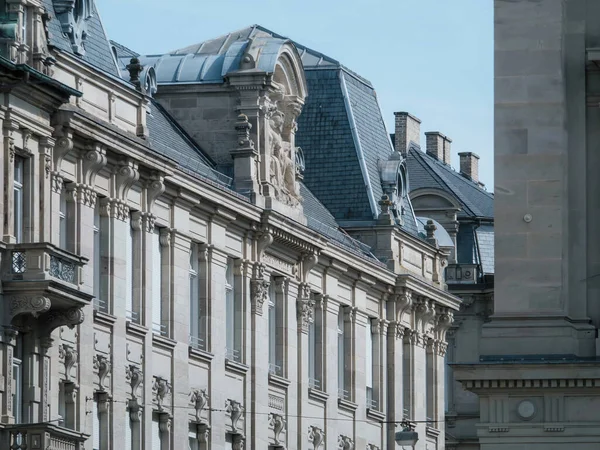Egy Vonzó Hagyományos Épület Párizs Központjában Luxus Báját Ősi Haussmann — Stock Fotó