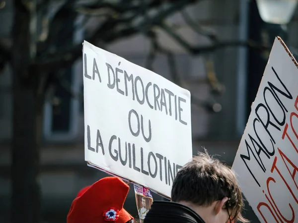 프랑스의스 보르그 2023 프랑스의 시위대가 민주화 단두대를 요구하며 개혁에 반대하는 — 스톡 사진