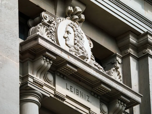 Gottfried Wilhelm Leibniz Etkileyici Bir Portresi Olan Büyük Taş Binanın — Stok fotoğraf