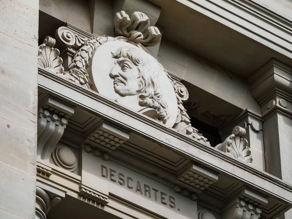 Nízký Úhel Pohledu Sochu Reneho Descartese Proti Vnějšku Historické Budovy — Stock fotografie