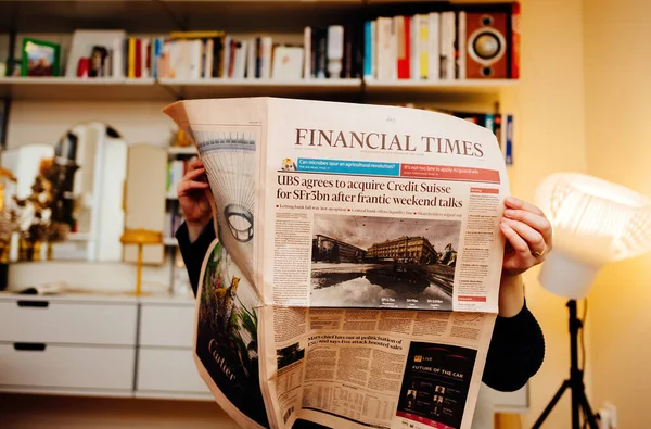 フランス 2023年3月20日 女性の手にヒーローオブジェクト Financial Times英国の新聞がUbsのライバルであるクレジットスイスグループAgの歴史的な買収のニュースを速報 女性は彼女の中でプレスを読んで — ストック写真