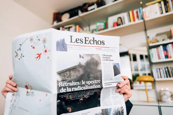 Paris Fransa Mar 2023 Les Echos Fransız Gazetesi Okuyan Kadının — Stok fotoğraf