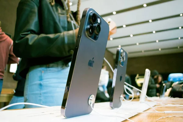 Paryż Francja Września 2022 Osoby Testujące Nowe Apple Computers Iphone — Zdjęcie stockowe