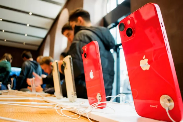 Paryż Francja Września 2022 Rząd Czerwonych Telefonów Jako Osób Testujących — Zdjęcie stockowe