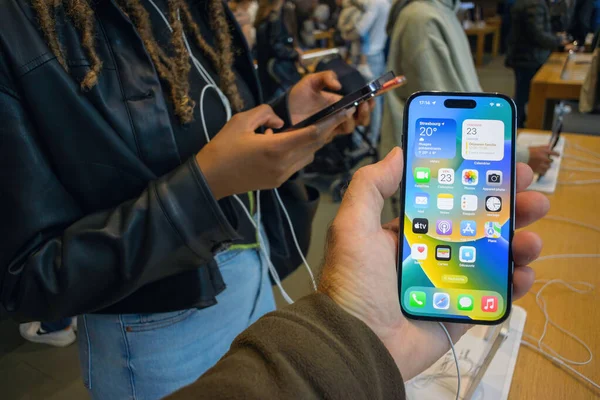 2022年9月22日 法国巴黎 苹果商店里的顾客拿着新的智能手机 所有的应用程序都在主屏幕上 苹果推出新的智能手机Iphone Pro和Iphone Pro Max 比较手机 — 图库照片