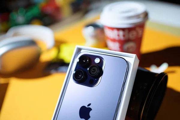 英国伦敦 2022年9月26日 紫罗兰色深紫色手机的特写 苹果电脑最新推出的Iphone Pro Professional 陶瓷盾牌前面板玻璃背带 — 图库照片