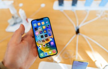 Paris, Fransa - 20 Mart 2023: Retina ekranlı modern bir akıllı telefon, tüm uygulamalara sahip güçlü bir iPhone 14 - arka plan, elma çipi ve kamera lensleri. Karar verme zamanı geldi. -