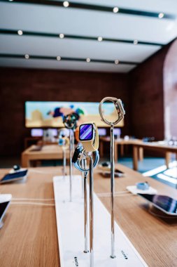Paris, Fransa - 20 Mar 2023: Olağanüstü koşullara dayanmak için tasarlanmış modern bir 49 mm Apple Watch, özel bir Okyanus bandı ve benzeri görülmemiş mobil iletişim, fitness izleme ve