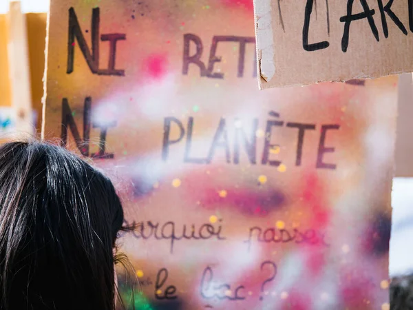 Oigenkännlig Kvinna Står Ensam Med Skylt Protesterar Mot Pensionsreformen Frankrike — Stockfoto