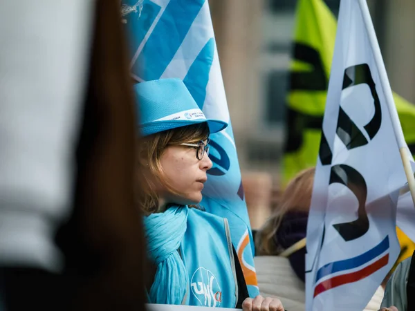 フランス ストラスブール 2023年3月29日 政府の年金改革 雇用と全国的な運動に対するストラスブールの街でフランスの国旗とプラカードを抗議する人々のグループ — ストック写真