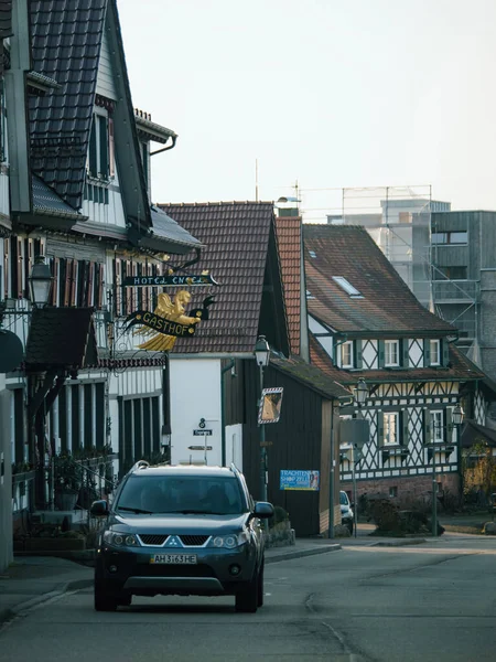 ドイツのアーヘン 2023年2月10日 ドイツのバーデン ヴュルテンベルク州アーヘンの静かな住宅地で 古代の建物やインフラがあり そして美しい通りが並んでいます — ストック写真