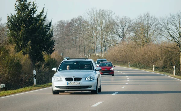 ドイツ 2023年2月10日 シルバーBmwは高速道路に沿って運転し 木々や農村部の植物の景色を提供します 市内の効率的な交通手段 — ストック写真