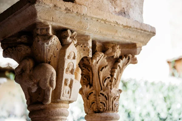 艾克斯普罗旺斯是一个充满古老历史 工艺和建筑的美丽的目的地 探索古寺柱子上的详细石刻 以进一步了解古寺的历史 — 图库照片