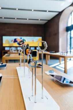 Paris, Fransa - 20 Mart 2023: Saphyre cam sergilenen modern Apple Watch Titanium modeli, dalış için ilham verici bir okyanus bandı, aşırı koşullar için mükemmel ve izleme fitness hedefleri - şu anda satışta