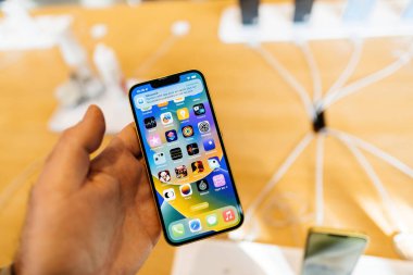 Paris, Fransa - 20 Mart 2023: Müşteri erkek el teknolojisindeki Apple Bilgisayar 'dan modern bir akıllı telefon