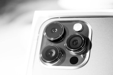 Paris, Fransa - Bölüm 17, 2022: Deep Fusion ve Macro Detail yeteneklerinin yer aldığı koyu mor renkli ve üçlü kameralı yeni iPhone 14 Pro, Apple 'ın en son profesyonel teklifi.
