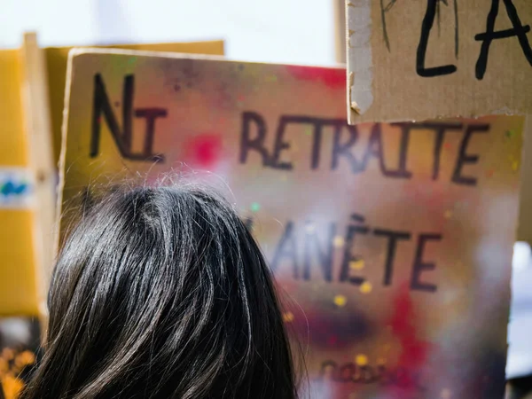 无法辨认的妇女独自抗议法国的养老金改革 举着标语牌 上面的文字在欧洲观点的前景中显而易见 — 图库照片