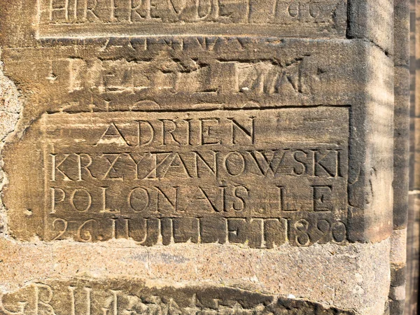 阿尔萨斯的斯特拉斯堡圣母院纪念牌匾的特写展示了独特的石刻字母 代表了过去的历史和交流 — 图库照片