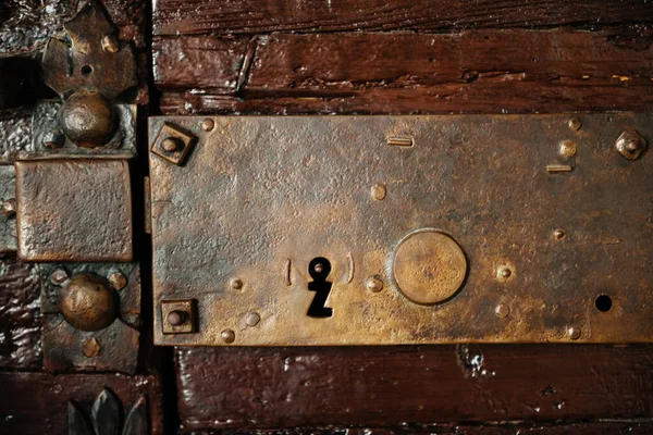 鍵穴と質感のパターンを持つ古い 錆びた金属製の門 その頑丈なパネルは その背後にあるものは何でも安全とセキュリティを提供します — ストック写真